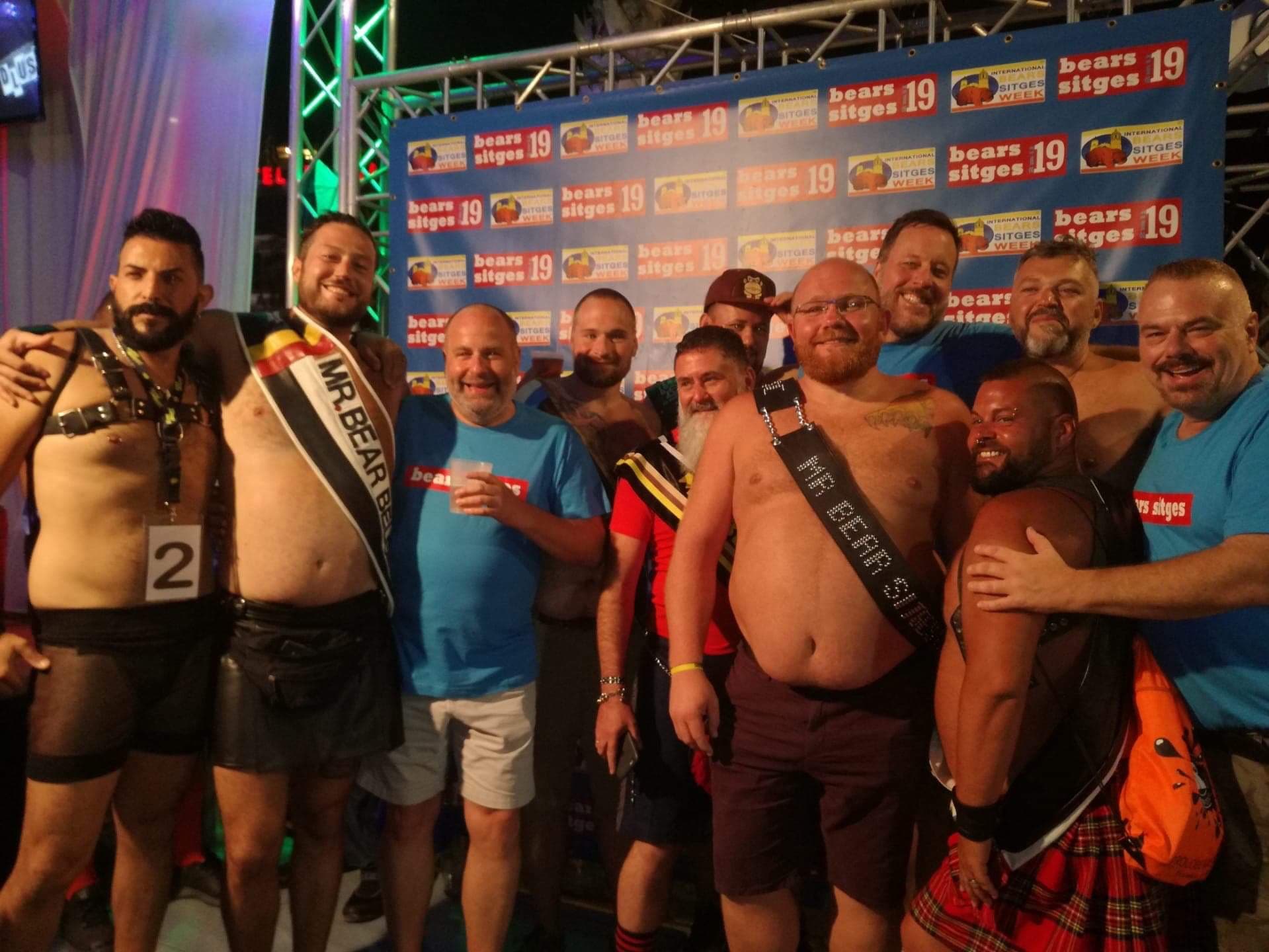 Foto di gruppo scattata alla Bear Week di Sitges nel 2019, dopo l'elezione di Mr Bear Sitges.