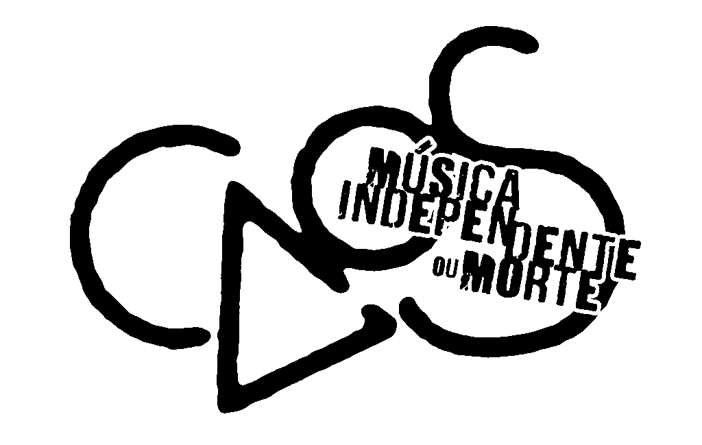 Il logo del Caos Bar: la parola CAOS in tratti neri spessi disegnati a mano, con la frase 'música independente ou morte' scritta in diagonale sopra.