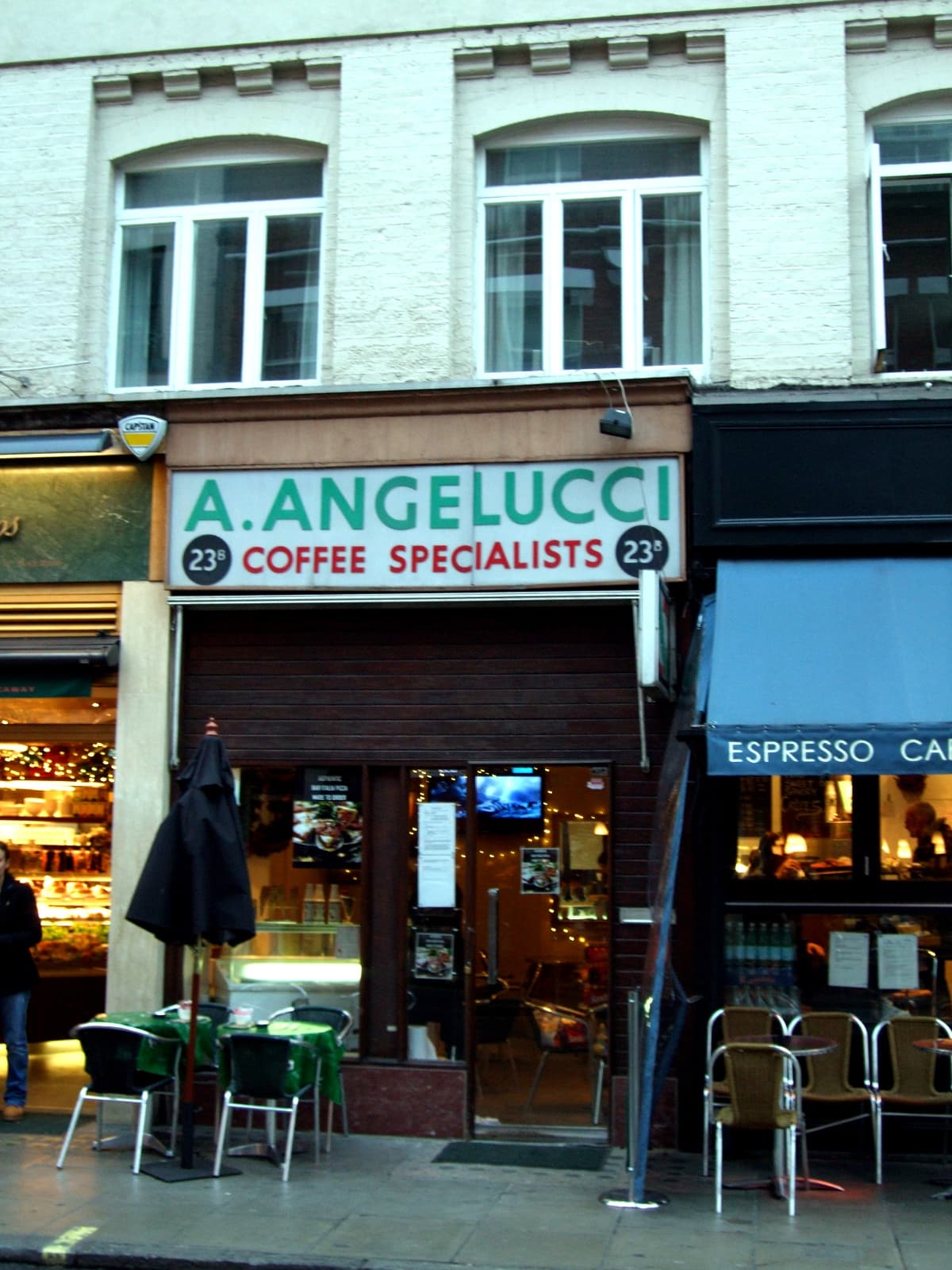 Fachada de A. Angelucci, tostaduría y delicatessen en Frith Street 23b, Soho.