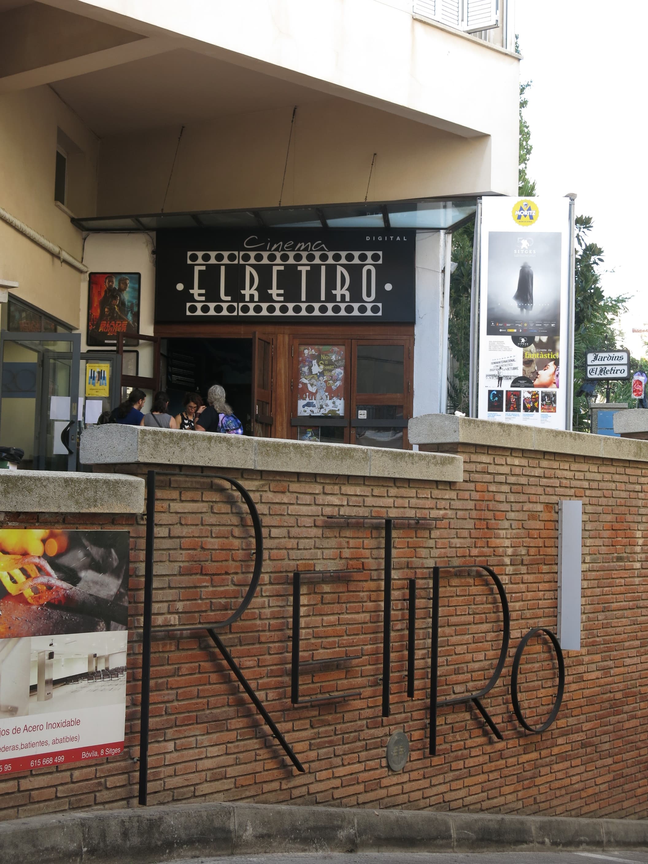 La facciata del Cinema El Retiro in Carrer d'Àngel Vidal, a Sitges, con l'insegna sopra l'ingresso.