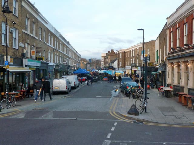 Una calle de fachadas comerciales en Broadway Market, Hackney, Londres E8.