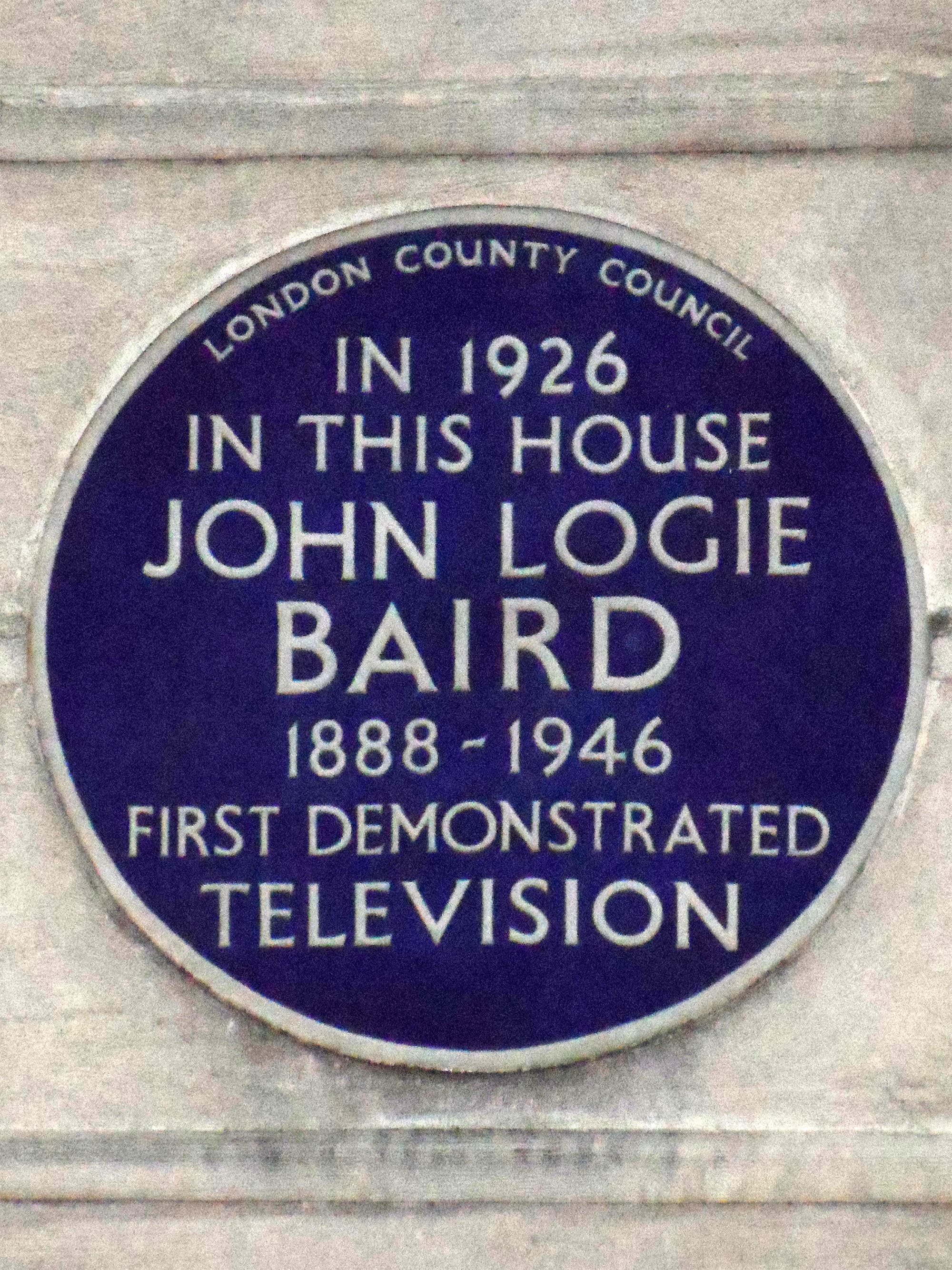 Placa azul del London County Council: en 1926, en esta casa, John Logie Baird demostró por primera vez la televisión.