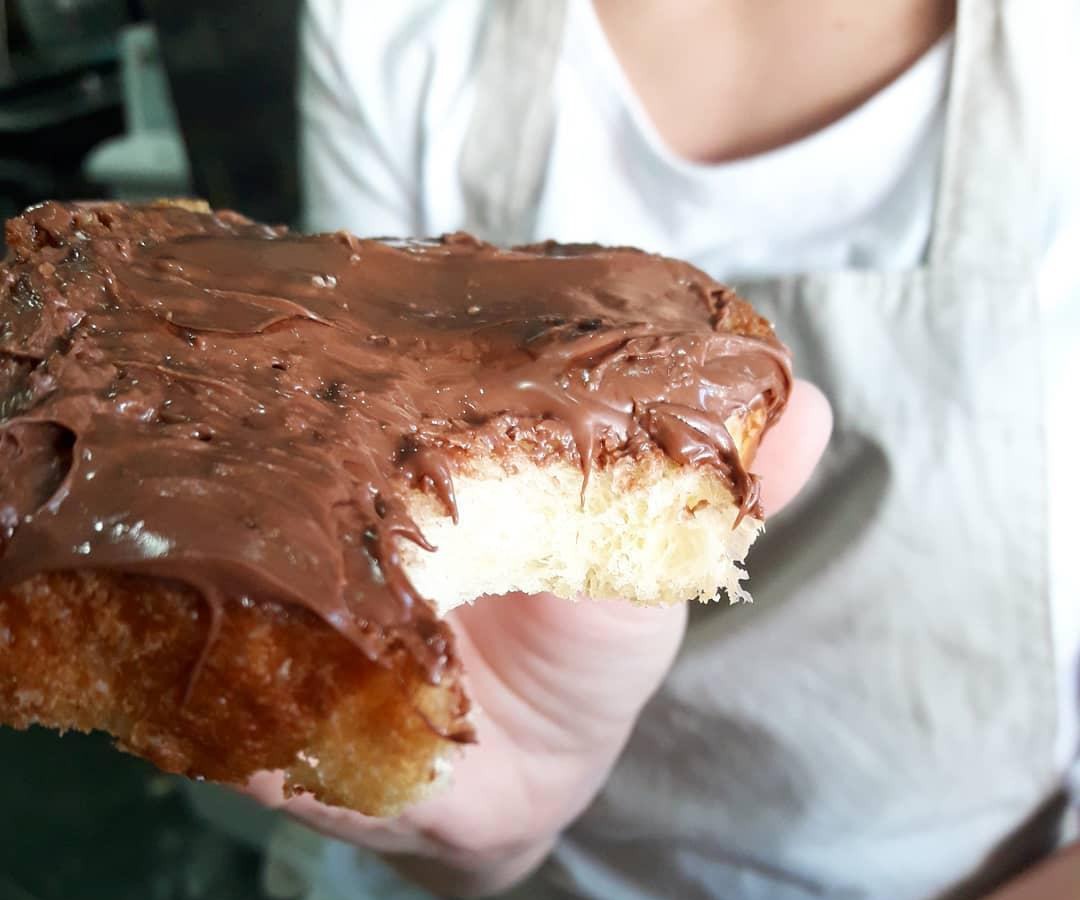 Una fetta di pão de mel al cioccolato da Art Bakery, São Carlos
