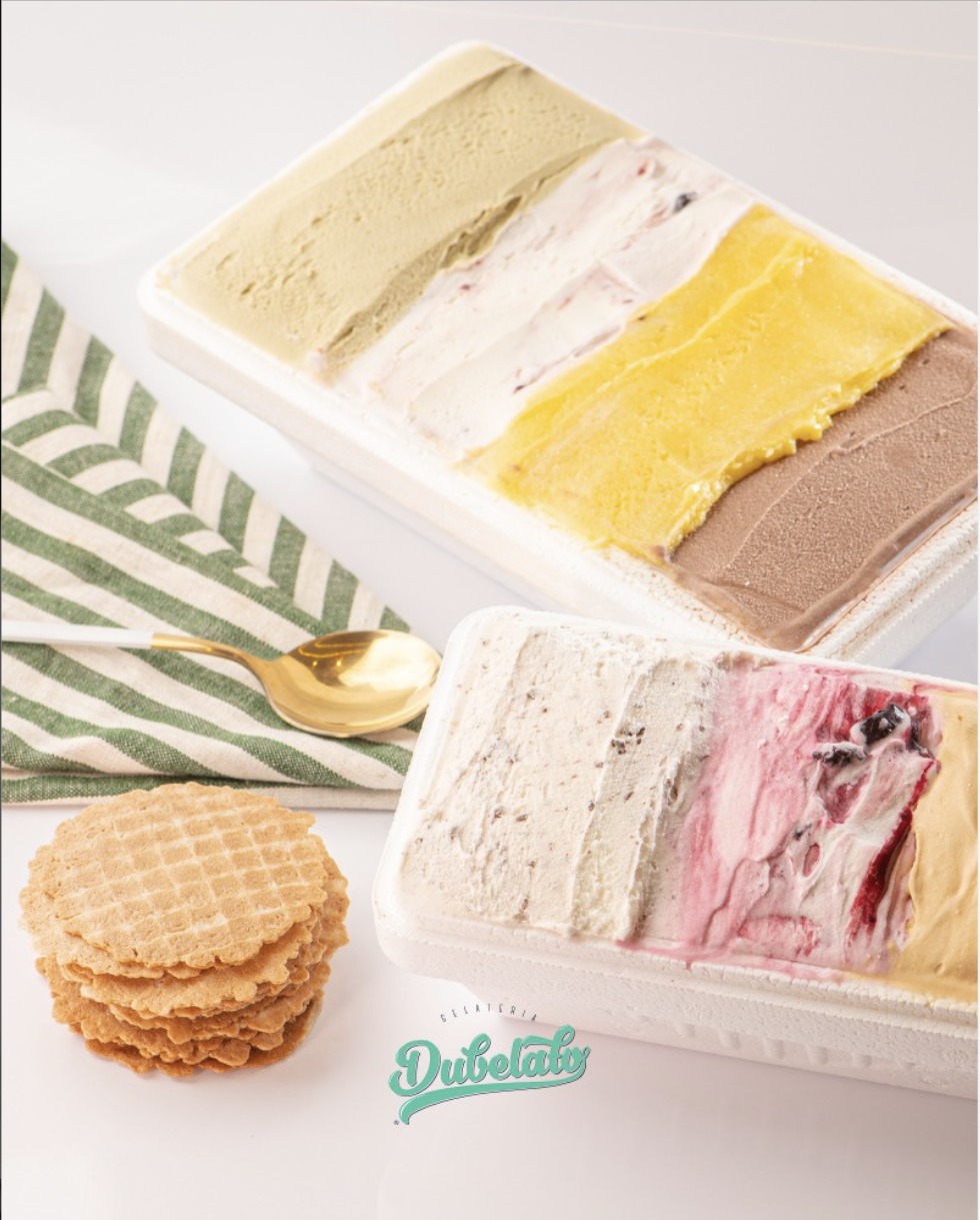 Vaschette di gelato al pistacchio, frutti di bosco, maracuja e cioccolato, con cialde a cono, dall'Instagram ufficiale di Dubelato, São Carlos
