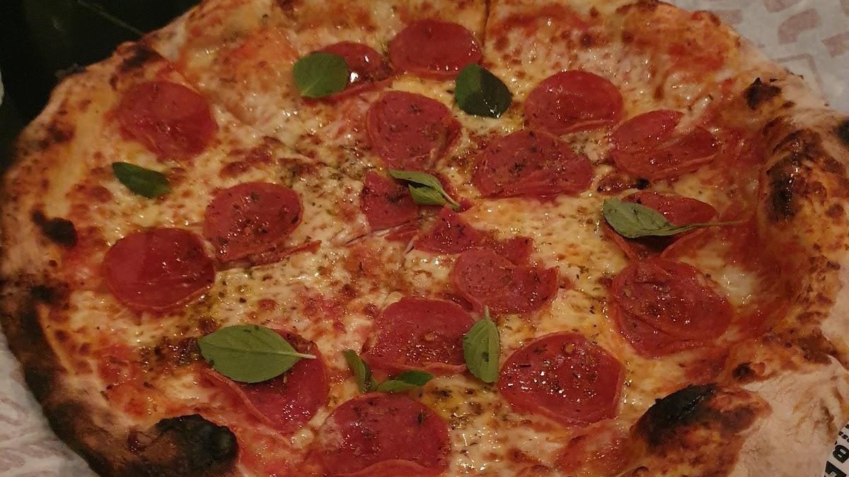 Una pizza al pepperoni cotta a legna con basilico fresco da Holy Crust, São Carlos