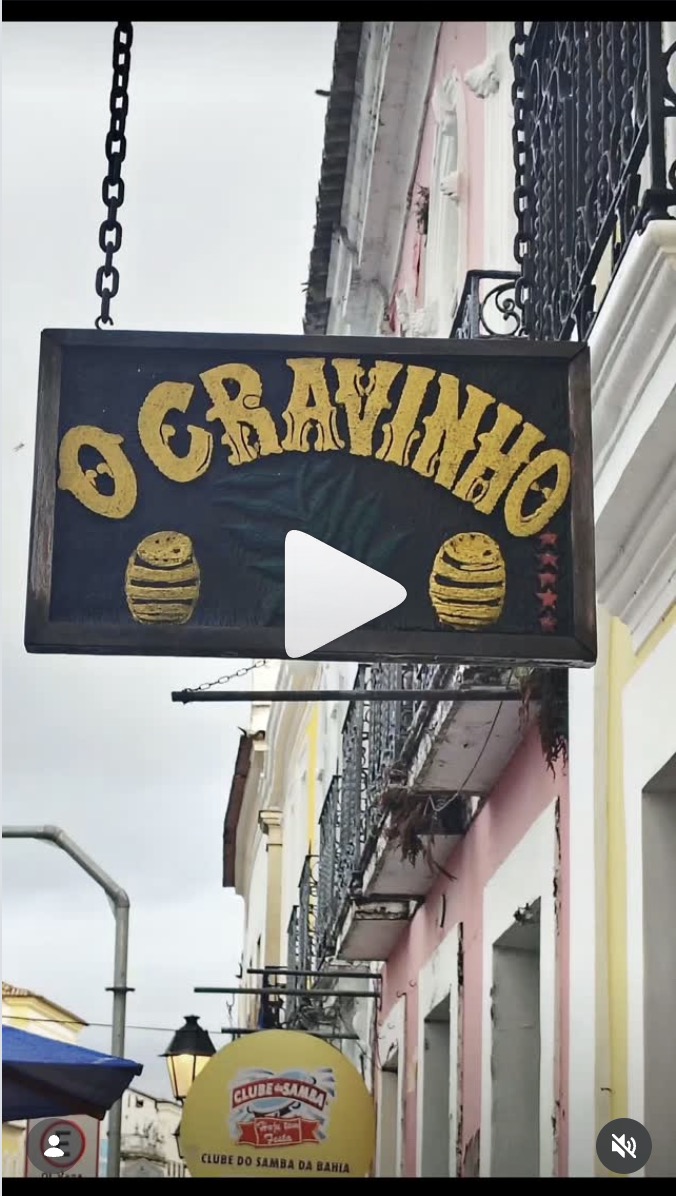 Insegna appesa di O Cravinho, dal profilo Instagram ufficiale del bar, Pelourinho, Salvador